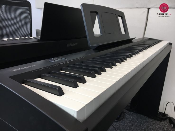 Roland FP-10 – lekkie przenośne pianino cyfrowe z młoteczkową klawiaturą z wymykiem - video demo na YouTube
