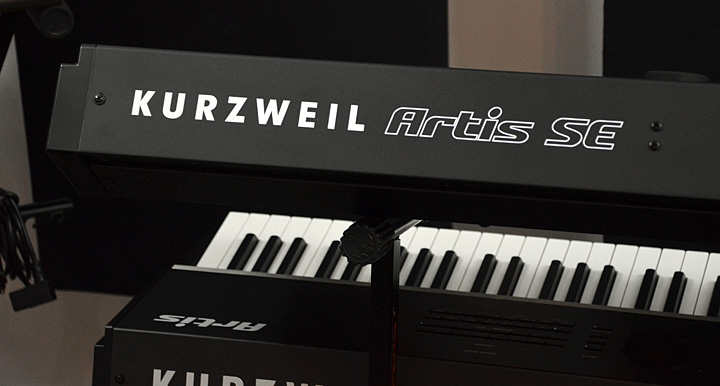 Kurzweil-ARTIS-SE-tyl-logo-lewa