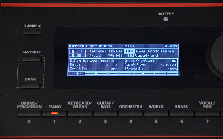 Roland-JUNO-DS61-LCD-keys-barwy