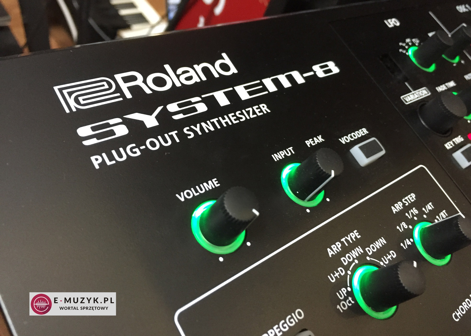 demo Roland SYSTEM-8 (prototyp) - syntezator z modelowaniem